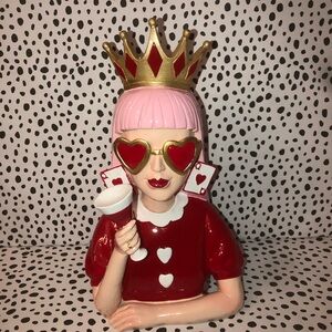 ❤️ Queen of Hearts Figurine with Crown and Heart Glasses